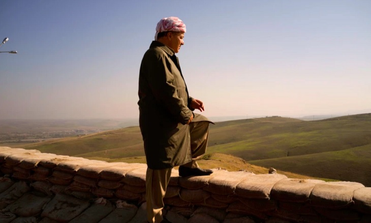 Serok Mesûd Barzanî li sengerekî Pêşmerge li sînorê parêzgeha Neynewa, Mijdara sala 2015an